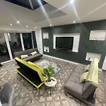 Good Priced 6 Bedroom Family Home In Quiet Residential Area With Free Parking,No Parties Allowed- Windsor