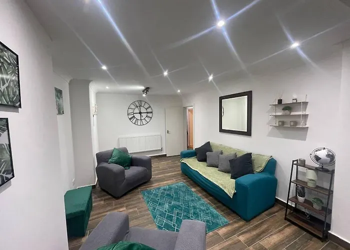 Good Priced 6 Bedroom Family Home In Quiet Residential Area With Free Parking,No Parties Allowed- Windsor