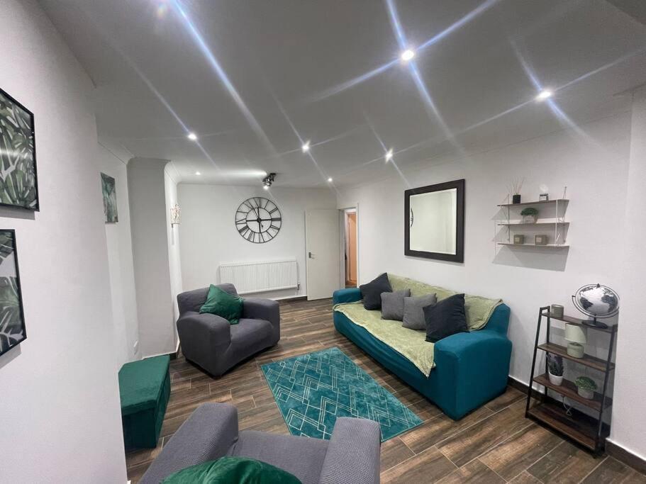 Good Priced 6 Bedroom Family In Quiet Residential Area With Free Parking,no Parties Allowed- Windsor * Old Windsor
