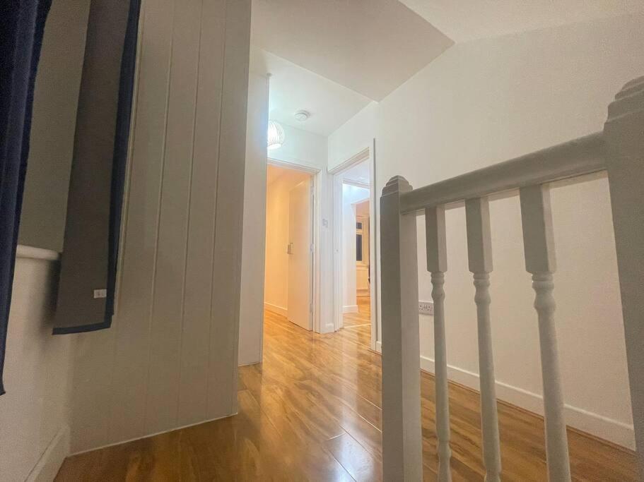 Good Priced 6 Bedroom Family In Quiet Residential Area With Free Parking,no Parties Allowed- Windsor
