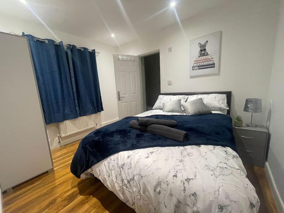 Good Priced 6 Bedroom Family In Quiet Residential Area With Free Parking,no Parties Allowed- Windsor Holiday home *