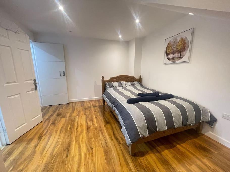 Good Priced 6 Bedroom Family In Quiet Residential Area With Free Parking,no Parties Allowed- Windsor Holiday home Old Windsor