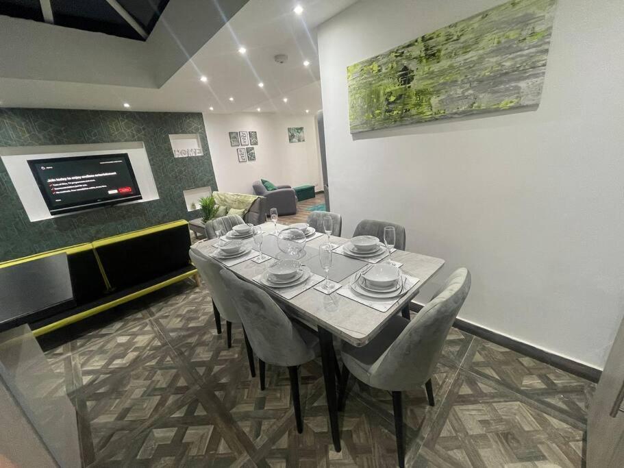 Good Priced 6 Bedroom Family In Quiet Residential Area With Free Parking,no Parties Allowed- Windsor * Old Windsor