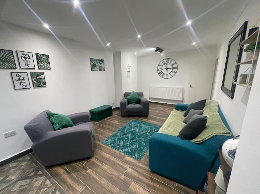 Good Priced 6 Bedroom Family In Quiet Residential Area With Free Parking,no Parties Allowed- Windsor Holiday home *