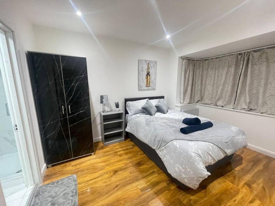 Holiday home Good Priced 6 Bedroom Family In Quiet Residential Area With Free Parking,no Parties Allowed- Windsor *