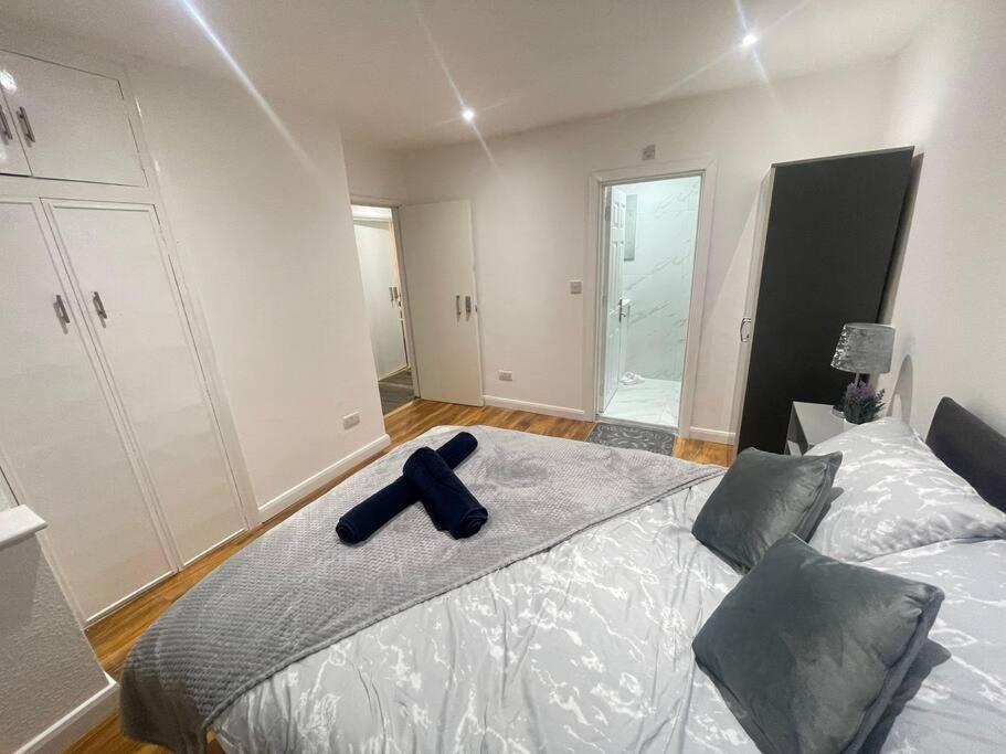 Good Priced 6 Bedroom Family In Quiet Residential Area With Free Parking,no Parties Allowed- Windsor
