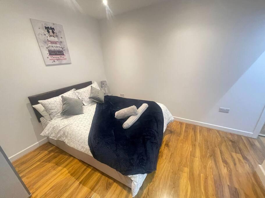 Good Priced 6 Bedroom Family In Quiet Residential Area With Free Parking,no Parties Allowed- Windsor