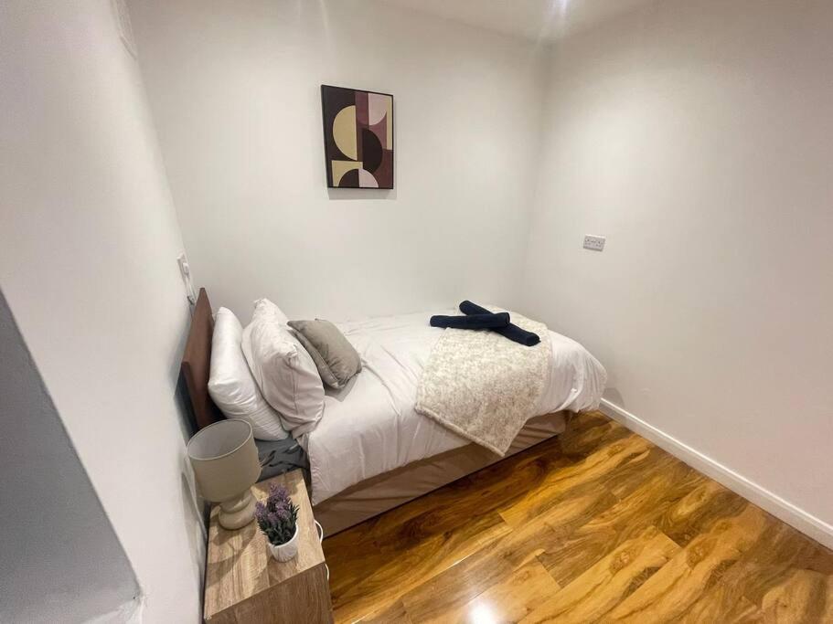 Good Priced 6 Bedroom Family In Quiet Residential Area With Free Parking,no Parties Allowed- Windsor Holiday home Old Windsor