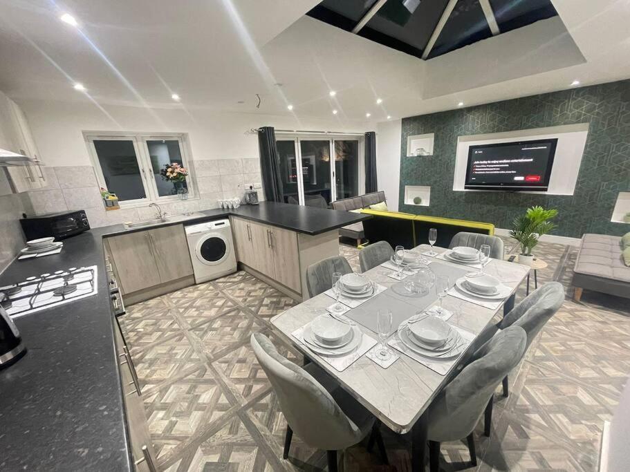 Good Priced 6 Bedroom Family In Quiet Residential Area With Free Parking,no Parties Allowed- Windsor *