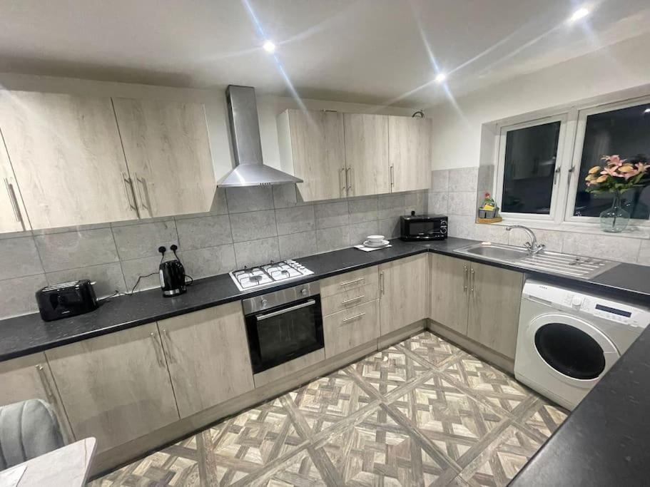 Good Priced 6 Bedroom Family In Quiet Residential Area With Free Parking,no Parties Allowed- Windsor *