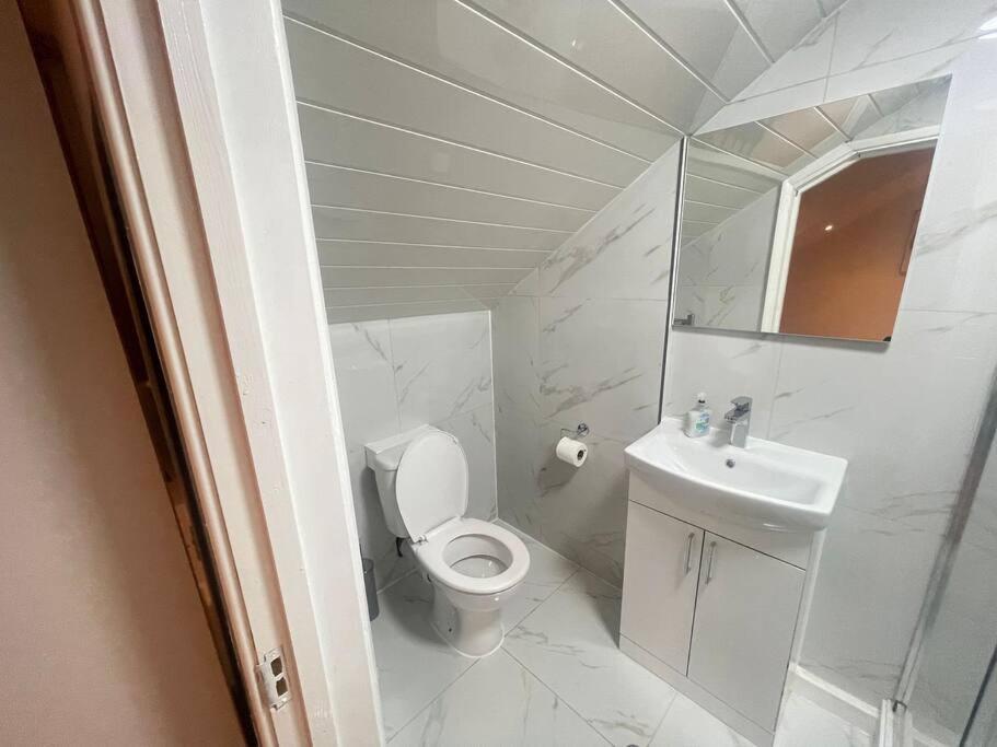 Holiday home Good Priced 6 Bedroom Family In Quiet Residential Area With Free Parking,no Parties Allowed- Windsor Old Windsor