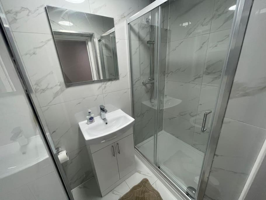 Good Priced 6 Bedroom Family In Quiet Residential Area With Free Parking,no Parties Allowed- Windsor Holiday home